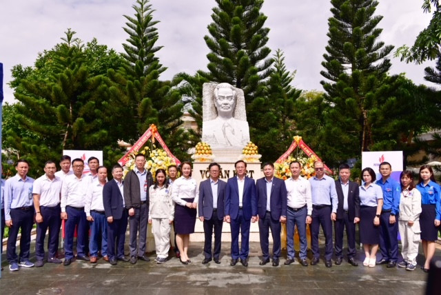 Nguoi lao dong BSR dang hoa tuong nho co Thu tuong Vo Van Kiet-Hinh-4