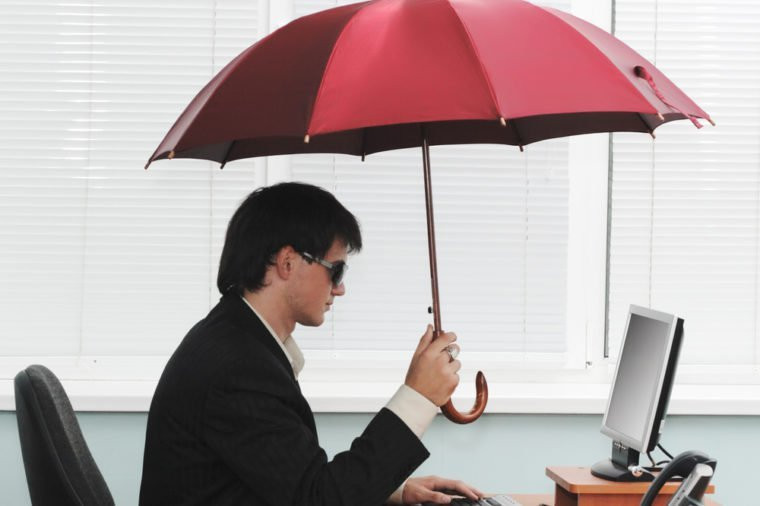 Chiếc ô đã mở Thời xa xưa, việc mang bất kỳ vật dụng nào có ý nghĩa bảo vệ bạn khỏi thời tiết vào nhà là thiếu tôn trọng với những linh hồn hộ mệnh trông chừng nơi ở của bạn. Vì như thế có khác nào nói rằng linh hồn hộ mệnh chưa làm tròn nhiệm vụ?