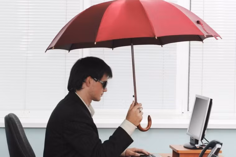 Chiếc ô đã mở Thời xa xưa, việc mang bất kỳ vật dụng nào có ý nghĩa bảo vệ bạn khỏi thời tiết vào nhà là thiếu tôn trọng với những linh hồn hộ mệnh trông chừng nơi ở của bạn. Vì như thế có khác nào nói rằng linh hồn hộ mệnh chưa làm tròn nhiệm vụ?