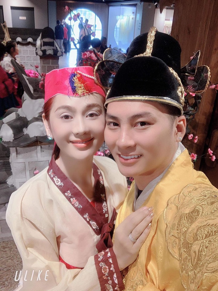 Ông xã điển trai luôn yêu thương, chiều chuộng nữ ca sĩ khiến fan ngưỡng mộ.