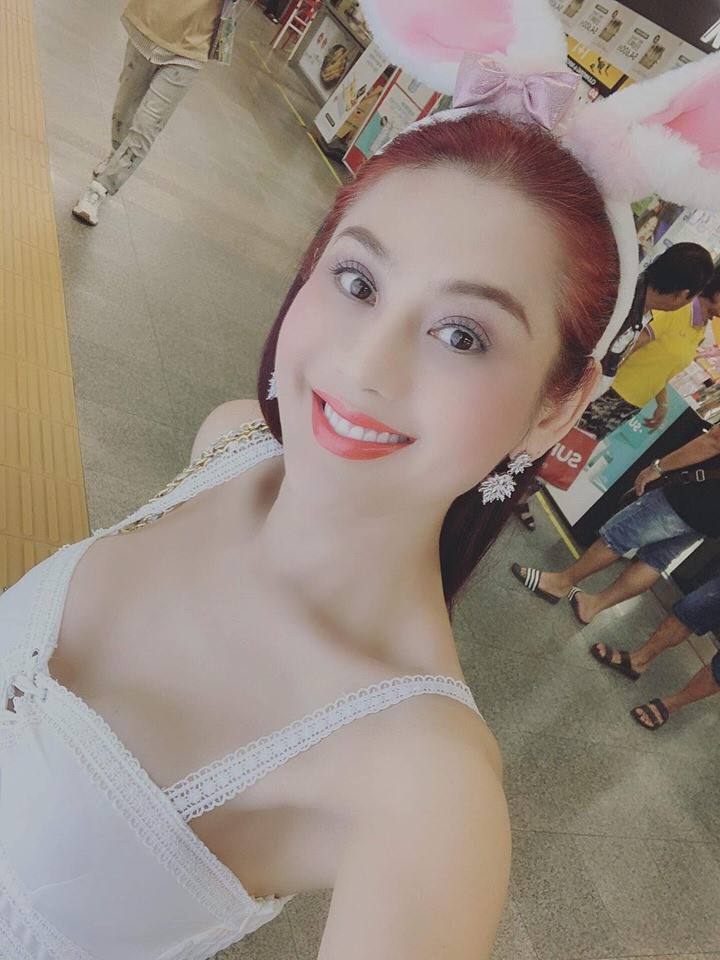 Đi kèm với những hình ảnh bên vợ, chồng điển trai của Lâm Khánh Chi viết những lời có cánh: "Quà sinh nhật sớm của vợ đã có rồi nghen! Chúc vợ sinh nhật vui vẻ và xinh đẹp hơn".