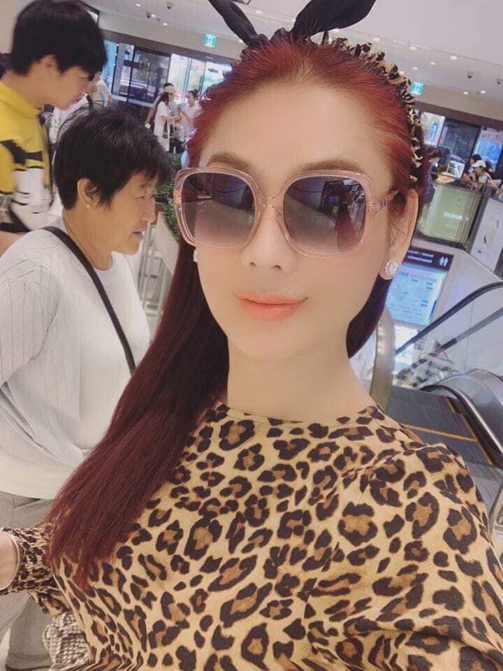 Trước đó, Lâm Khánh Chi từng chia sẻ về tính cách và con người của ông xã sinh năm 1985: "Anh ấy hiền lành, thật thà, ga lăng, quan tâm và lo lắng cho tôi. Như vậy là quá đủ với tôi rồi. Khi về gặp gia đình anh ấy, mọi người rất yêu thương tôi và đã đồng ý cho hai người kết hôn. Tôi cảm thấy mình rất may mắn và hạnh phúc khi tôi là người con gái đầu tiên anh ấy dẫn về ra mắt bố mẹ".