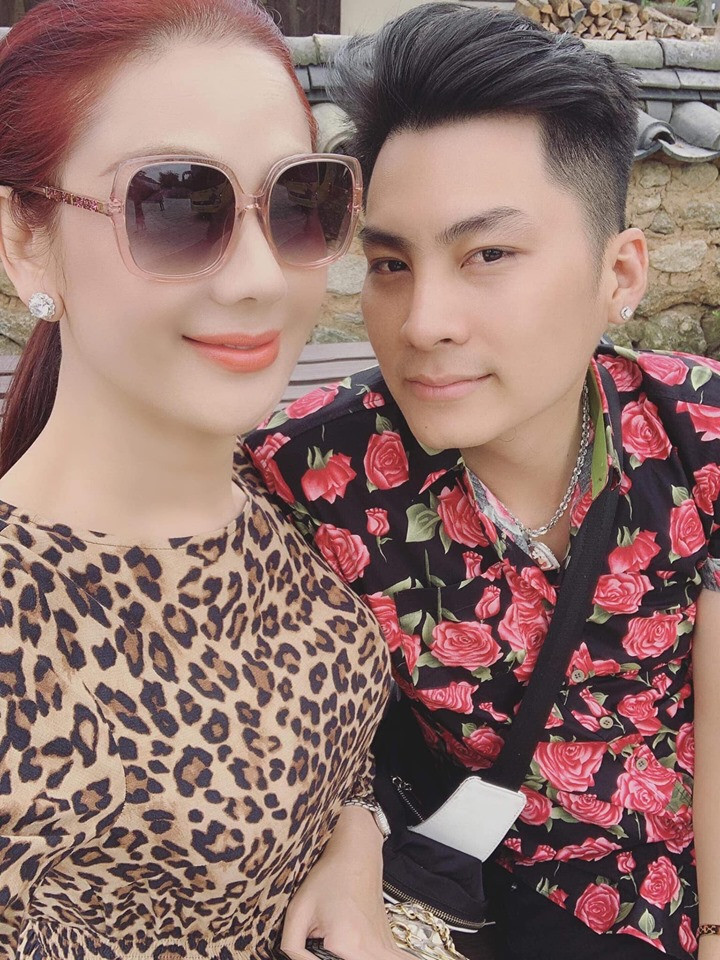 Trước tình cảm của chồng điển trai, "Nữ hoàng chuyển giới" đã không giấu được niềm hạnh phúc và bày tỏ tình cảm với chồng: “Yêu ông xã nhiều lắm nè” khiến fan không khỏi "ghen tỵ".