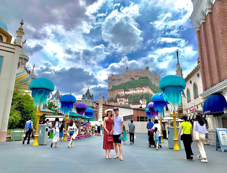 Đề cập đến bí quyết để gia đình luôn hạnh phúc, Lâm Khánh Chi từng tiết lộ, cô luôn tin tưởng tuyệt đối vào chồng trẻ. Bất kỳ vấn đề gì từ tài chính, công việc...cô đều chia sẻ cùng ông xã.