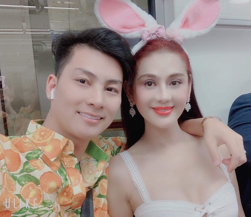 Phi Hùng vốn nhận được sự quan tâm của cộng đồng vì sở hữu vẻ ngoài điển trai tựa nam thần. Mới đây, ông xã của Lâm Khánh Chi khiến người hâm mộ trầm trồ vì hành động chuẩn soái ca khi cùng vợ đi du lịch tại Hàn Quốc.