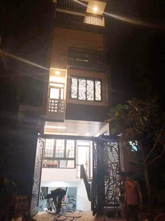 Tuy nhiên, sau đó anh lại chiều theo ý bà xã, bán nhà chung cư và xây dựng nhà mới. "Cố gắng 5 tháng nay rồi! Còn vài tiếng nữa thôi mà! Cố lên!" - Nam diễn viên chia sẻ.