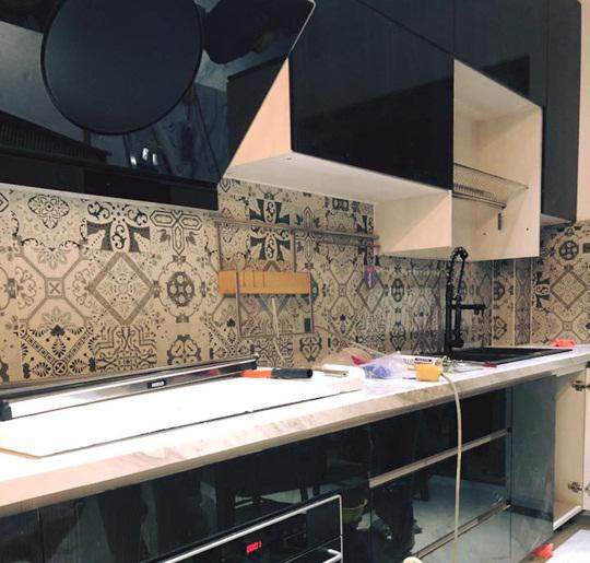 Khu bếp hiện đại được Thanh Bình chăm chút rất cẩn thận từ viên gạch ốp tường đến các thiết bị nhà bếp. 