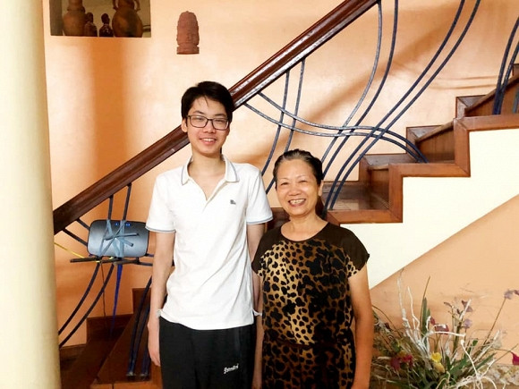 Hoa hậu Thu Thủy nịnh rát lưỡi, con trai mới "chịu lên sóng".