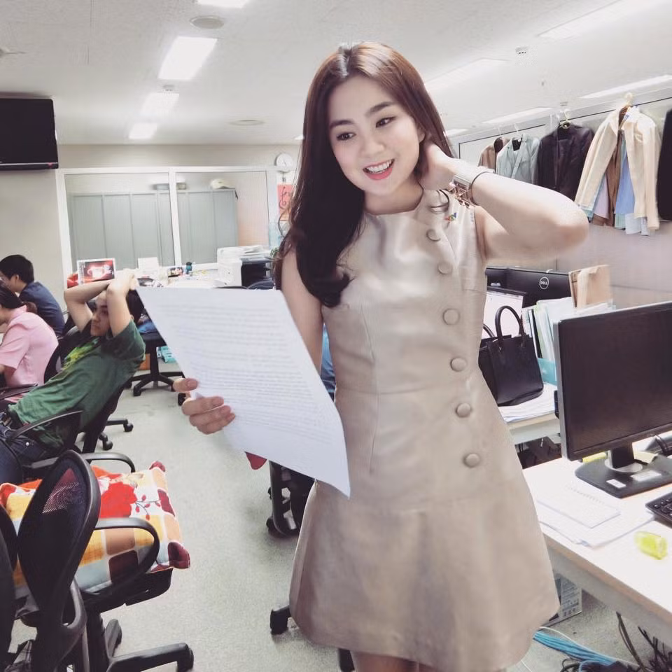 Nhận liền một lúc 2 giải thưởng về nhan sắc, MC có nụ cười đẹp nhất VTV cũng gửi lời cám ơn chân thành tới Đài truyền hình Việt Nam, những người đồng nghiệp trong “Gia đình Thời tiết” của cô, gửi lời cám ơn tới mẹ đẻ, người đã sinh ra và cho cô nụ cười rạng rỡ như ngày hôm nay.