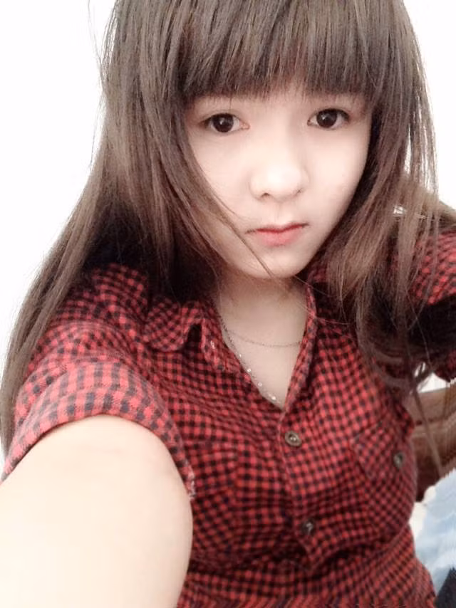 Trên trang cá nhân của Hà và Lan, những hình ảnh hai chị em đăng tải phần lớn là ảnh chụp chung của hai người. Bạn bè của hai chị em thỉnh thoảng vẫn thắc mắc vì không thể phân biệt được hai người. Một số người bạn còn thừa nhận họ luôn có cảm giác “hoang mang” khi xem ảnh chụp hai chị em Hà, Lan.