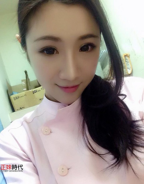 Mới đây, hình ảnh của một nữ y tá xinh đẹp, chụp trong một phòng khám nha khoa đã khiến dân mạng Trung Quốc chao đảo. Đơn giản, nữ y tá này quá xinh đẹp, quá duyên dáng và quá dễ hấp dẫn người xem ảnh, kích thích sự tò mò của dân mạng.
