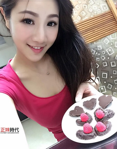 Theo tìm hiểu, cô gái đang tạo ra hiện tượng trên mạng Trung Quốc tên thật là Lu Zhen, sinh năm 1994, là hiện đang là sinh viên đại học ở Trung Quốc. Lu Zhen sử dụng thời gian rảnh để làm thêm ở một phòng khám nha khoa với công việc của một y tá.