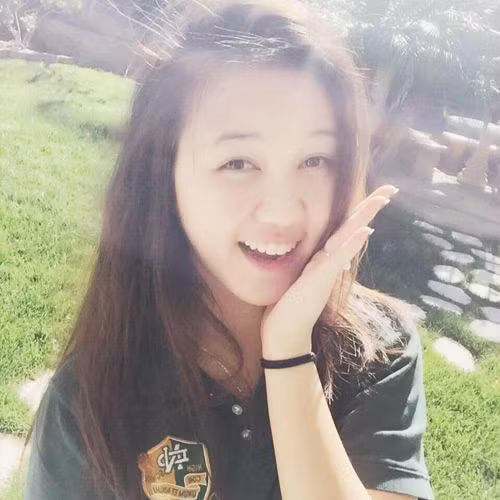 Ngoài trí tuệ, tài năng đáng ngưỡng mộ, Khánh Vân còn sở hữu ngoại hình đẹp, xinh xắn không thua kém gì các hot girl Việt hiện nay. Nữ du học sinh Việt xinh đẹp này đạt chiều cao 1m70, da trắng hồng và có nụ cười “không thấy mặt trời” hết sức đáng yêu, gây thương nhớ cho rất nhiều chàng trai trẻ.