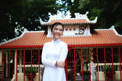 Khánh Vân vừa tốt nghiệp trường cấp 3 Notre Dam High School, Mỹ và nhận học bổng của 7 trường đại học danh tiếng của Mỹ, trong đó có những ngôi trường mà tiếng tăm đã được biết đến trên toàn thế giới như: St.Jonh’s University, La Salle University, SUNY Old Westbury, Newbury College, Lasell College…