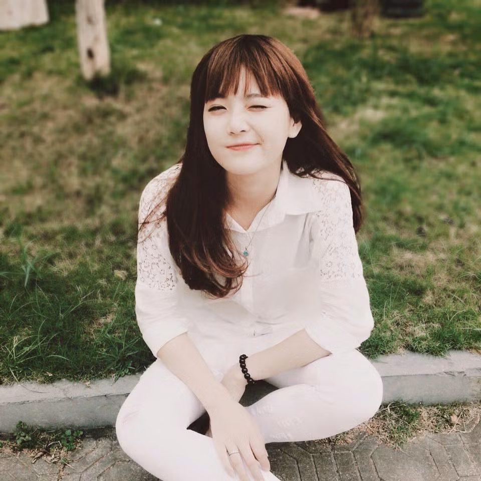 Trên mạng có nhiều bạn trẻ dùng những từ ngữ nhạy cảm, thiếu đứng đắn để bình luận về những bức ảnh của Thu Hương. Một số bình luận chủ quan, phán xét với ý nghĩa thô tục khiến bản thân Thu Hương cảm thấy có phần khó chịu, không muốn bị soi mói.