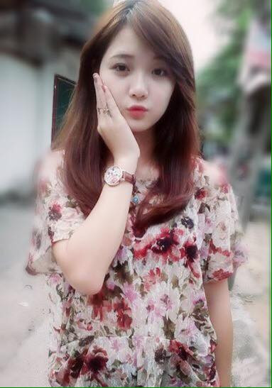 Được biết, Thu Hương từng là sinh viên trường Đại học Văn hoá, Hà Nội. Cô nàng cũng rất bất ngờ khi bức ảnh của mình tình cờ gây sốt trên một vài fanpage nổi tiếng, cảm thấy vui nhưng cũng khá ngượng ngùng khi nhiều dân mạng ngợi khen, gửi tin nhắn riêng.