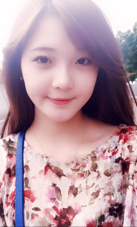 Quả thật Thu Hương có khuôn mặt rất xinh đẹp, dễ thương, dễ tạo thiện cảm với người đối diện. Cô bạn hiện có gần 10 nghìn người theo dõi trên mạng xã hội và con số này đang tăng dần từ sau bức ảnh Thu Hương mặc đồ dân tộc, chụp ảnh vui đùa bên suối.