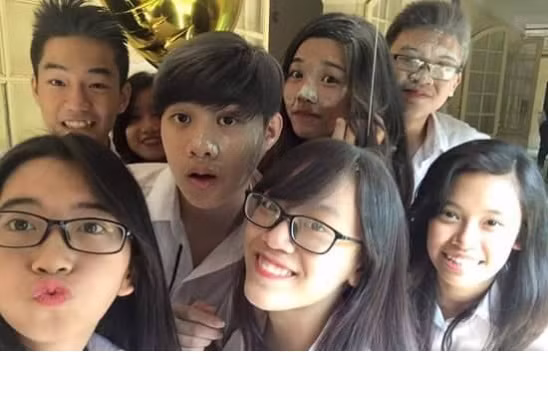 Sau màn ca hát là đốt pháo bông, các thành viên cùng nhau vui cười, nhún nhảy trong ánh sáng đẹp mắt. Bất ngờ một chàng trai mặc đồ hóa trang thành gấu bông xuất hiện, tay cầm chùm bóng bay hình trái tim và tặng quà cho bạn nữ. Buổi kỷ niệm 20/10 tiếp tục bằng trò chơi ném bột mì. Cả lớp đùa nghịch, cười nói “vui nổ trời” và cùng nhau “tự sướng” với khuôn mặt lắm lem vì dính bột.