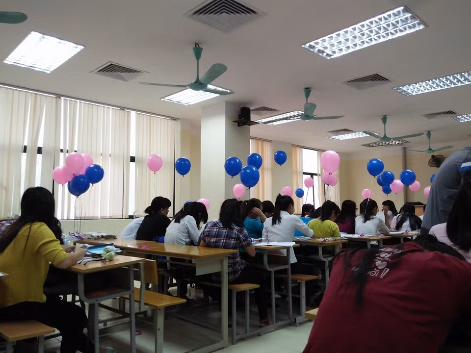 “Lớp nhà người ta” là bình luận của nhiều dân mạng, bạn trẻ sau khi xem clip kỷ niệm 20/10 của lớp 11D0 THPT Việt Đức. Màn chúc mừng có thể còn nhiều lỗi và khá ngô nghê, nhưng nó đã thể hiện được tình cảm, sự chân thành và độ “ga-lăng”, đáng yêu của các bạn nam trong lớp… Điều này mới thực sự là món quà lớn nhất cho các teen girl.