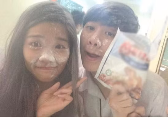 Theo chia sẻ của Ngọc Anh, một bạn nữ trong lớp 11D0, đây là buổi kỷ niệm, chúc mừng 20/10 đáng nhớ nhất của cô nàng. Trước đó, Ngọc Anh và các bạn nữ khác đã phải chờ đợi khoảng gần 1 giờ đồng hồ để các chàng trai chuẩn bị… nhưng sự chờ đợi đã được đền đáp xứng đáng, khiến Ngọc Anh và những cô gái khác đều rất cảm động.