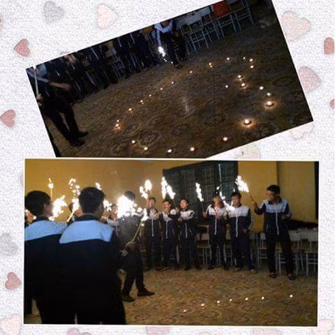 Không chỉ có lớp 11D0 THPT Việt Đức mới có màn chúc mừng 20/10 lãng mạn như tỏ tình. Nhiều dân mạng, nam, nữ sinh của các trường khác cũng khoe các clip, hình ảnh trong buổi liên hoan 20/10 của lớp mình lên mạng vì không muốn “kém miếng khó chịu”.