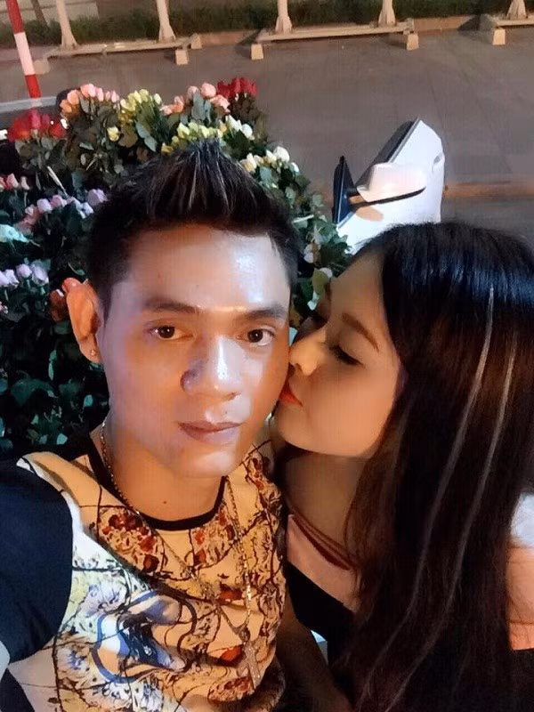 Thanh Hiền sau khi nhận món quà của bạn trai cũng không ngại chụp ảnh chung với anh chàng này và chia sẻ lên Facebook. Tuy nhiên cô nàng vẫn khá dè dặt khi tiết lộ về chuyện tình cảm của mình.