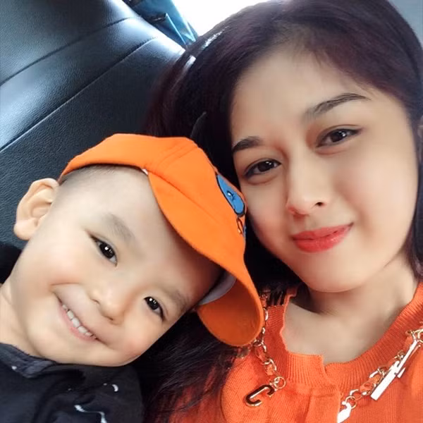 Được biết, hiện tại ngoài công tác tại Đài truyền hình Hà Nội, Võ Thanh Hiền còn làm thêm công việc của một người mẫu. Cô nàng thường xuyên chụp ảnh thời trang, ảnh quảng cáo và luôn có cách trang điểm, tạo dáng rất chuyên nghiệp, dễ gây ấn tượng. Tuy nhiên, ít ai biết cô hot girl trường báo sinh năm 1992 đã là bà mẹ một con. Thanh Hiền kết hôn lần đầu vào năm 2012 và làm mẹ ở tuổi 20, khi đó cô vẫn là sinh viên năm cuối. Tuy nhiên do một vài biến động, thay đổi hiện tại Thanh Hiền đã bắt đầu một cuộc sống mới.