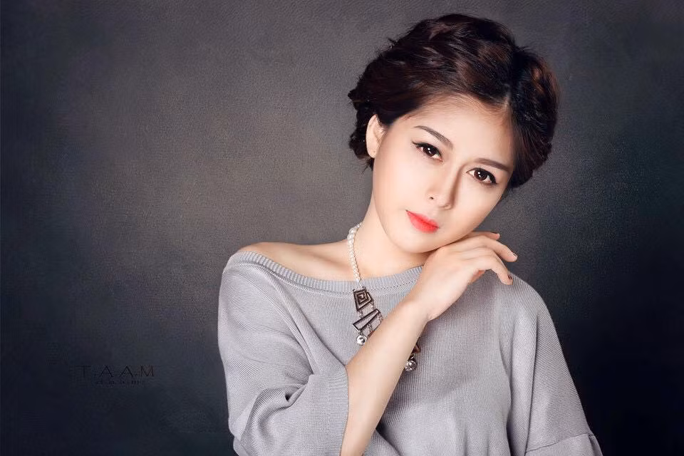 Hiện Thanh Hiền vẫn giấu, không tiết lộ danh tính và thông tin của chàng người yêu thiếu gia của cô. Cô hot girl trường Báo chỉ cho biết bản thân cô cũng rất bất ngờ, ngỡ ngàng trước món quà quá đặc biệt của bạn trai, không thể tin nổi vào mắt mình khi mui xe hạ xuống, hàng trăm bông hoa đủ màu sắc xuất hiện.