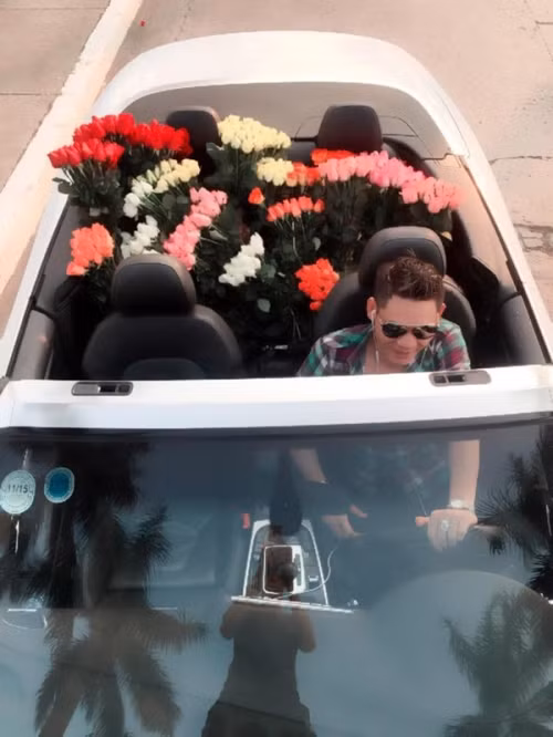 Anh chàng được cho là thiếu gia Hà thành này có ngoại hình rất bảnh bao, "sang chảnh". Anh ta xuất hiện trong loạt ảnh khoe "tặng quà 20/10 sớm" cho người yêu và món quà đặc biệt là tặng 999 bông hồng được chở trên chiếc siêu xe đắt tiền.