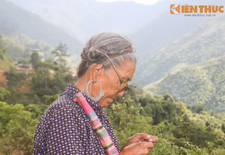 Mặc cho thế sự xoay vần, bà Mế này vẫn lặng lẽ ngồi xe chỉ luồn kim. Thậm chí tôi áp sát máy ảnh để chụp, bà cũng không cần ngước lên nhìn.