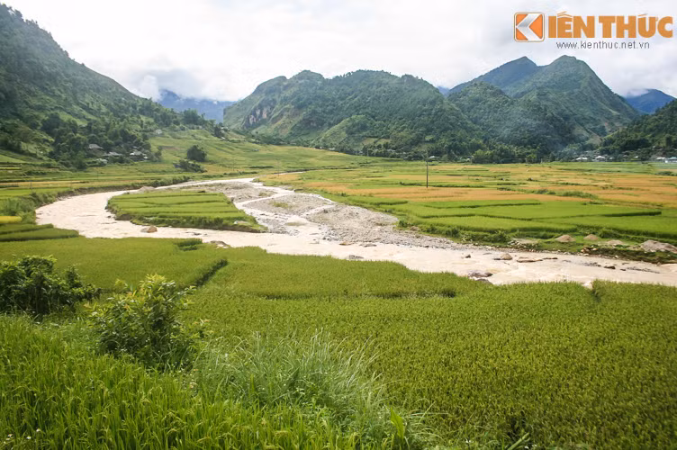 Nếu bạn đến thật gần thì dòng suối róc rách chảy bên cánh đồng và xa xa là rặng núi cũng đủ làm ta muốn quên hết thế giới này, bởi vì khung cảnh này có vẻ như đưa ta đến gần hơn với thiên đường.