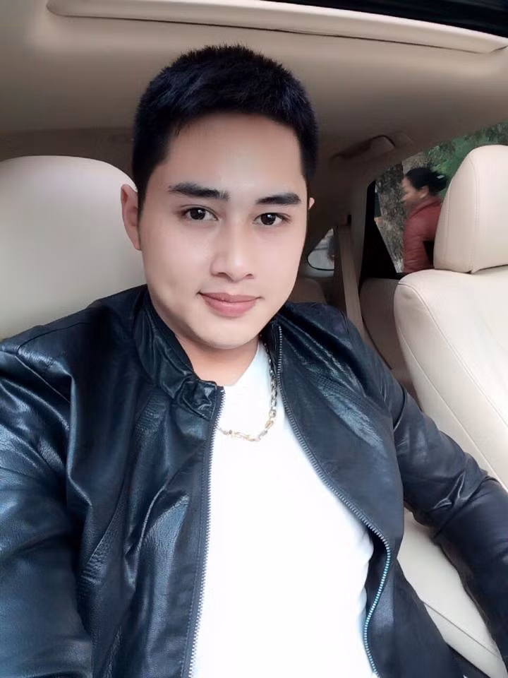 Chàng cảnh sát trẻ có lối sống khá giản dị nên có phần khá “dị ứng” với những biệt danh “hot boy cảnh sát” hay “soái ca” mà một số dân mạng sử dụng với mình. Minh Long cho biết những cụm từ đó hoàn toàn không hợp với anh và anh cũng cảm thấy bản thân mình còn nhiều thiếu sót, điểm yếu.