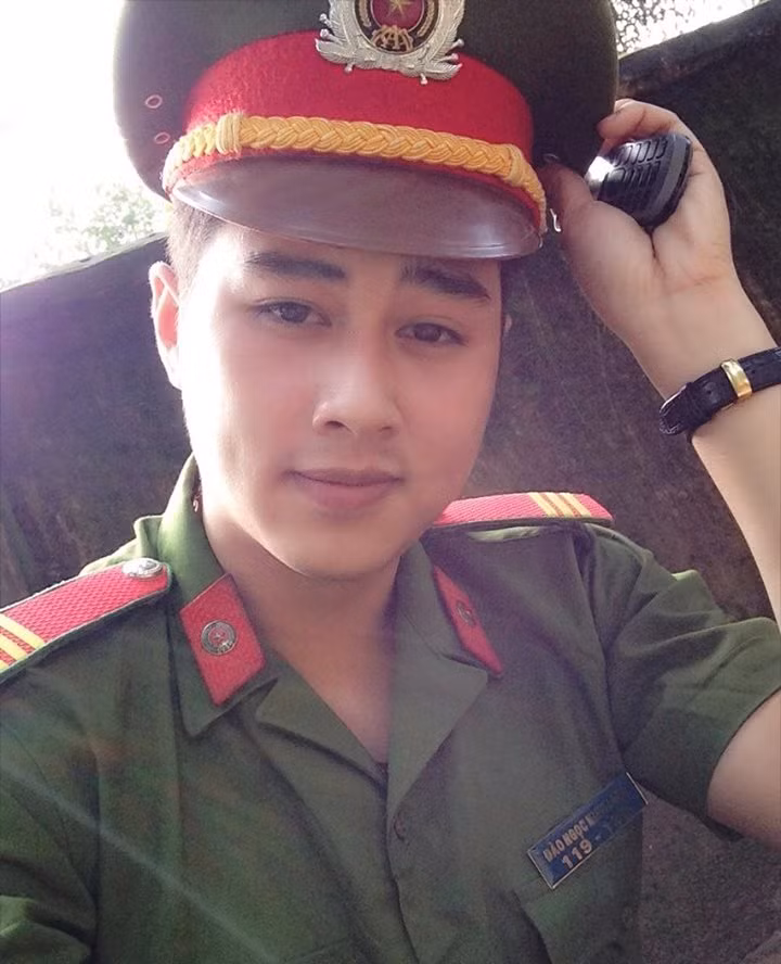 Anh cảnh sát Minh Long quê Phúc Thọ, Hà Nội đã tốt nghiệp Trung cấp Cảnh sát vũ trang (T45) và hiện công tác trong Đội cảnh sát điều tra tội phạm về trật tự xã hội công an huyện Phúc Thọ, TP Hà Nội.