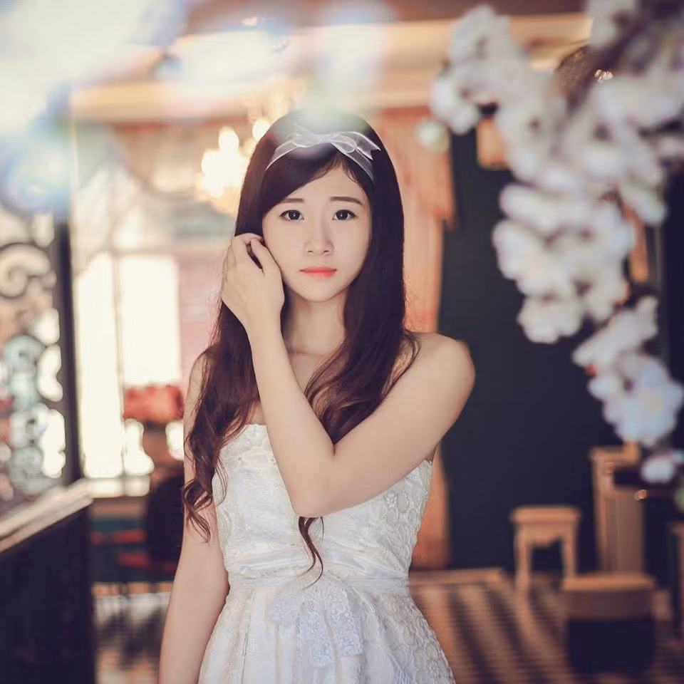 Bức ảnh Thúy Nga mặc đồ bơi khoe dáng sexy, vòng một đẫy đà, hút mắt thực chất được chụp từ tháng 6/2015 trong sự kiện tiệc bơi của một khách sạn lớn ở Hồ Tây, Hà Nội. Được biết đến chỉ sau một bức ảnh, Thúy Nga có đôi chút ngại ngùng khi nhiều dân mạng gọi cô là hot girl.