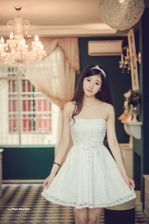 Theo tìm hiểu, cô gái được phong hot girl bikini trong bức ảnh gây sốt tên thật là Trần Thúy Nga, sinh năm 1995, quê gốc Thanh Hóa, hiện đang sinh sống và làm việc tại Hà Nội.