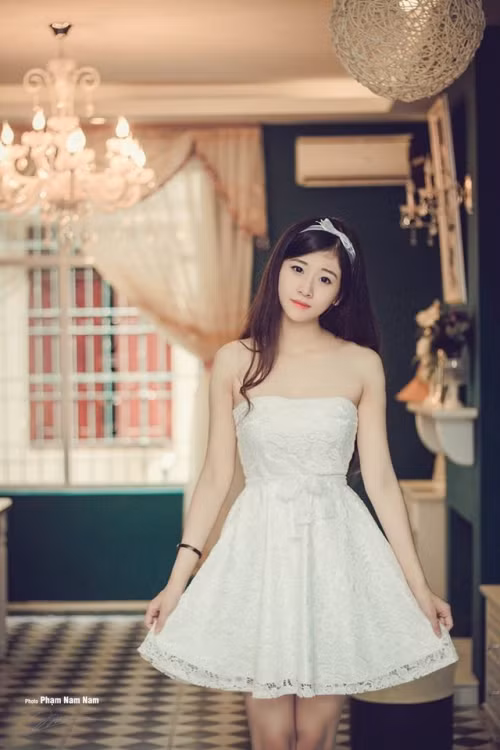 Theo tìm hiểu, cô gái được phong hot girl bikini trong bức ảnh gây sốt tên thật là Trần Thúy Nga, sinh năm 1995, quê gốc Thanh Hóa, hiện đang sinh sống và làm việc tại Hà Nội.