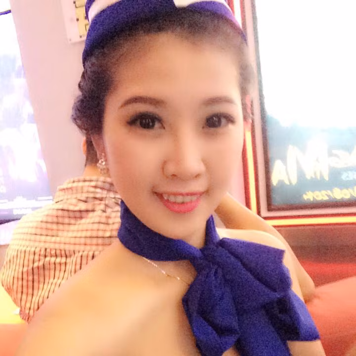 Đến với nghề PG như một cái duyên, nhưng những ngày đầu làm việc, Diễm Hương cũng không khỏi “choáng” về những yêu cầu khắt khe của công việc được cho là “bán nụ cười” này. Phải đi giày cao 7-10cm, luôn phải tươi cười và đôi khi phải mặc trang phục không thoải mái… là những khó khăn đầu tiên mà Diễm Hương phải làm quen.