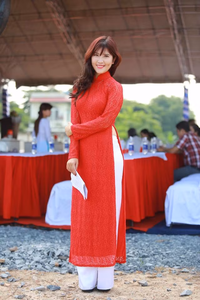 Nguyễn Diễm Hương, sinh năm 1994, đang sinh sống và làm việc tại Hà Nội. Diễm Hương là một nữ PG xinh đẹp, có công việc tuy vất vả nhưng đem lại thu nhập ổn định. Cô từng xuất hiện trên một vài trang tin trẻ trong những bài giới thiệu, chia sẻ trải nghiệm về nghề nghiệp đầy màu sắc.