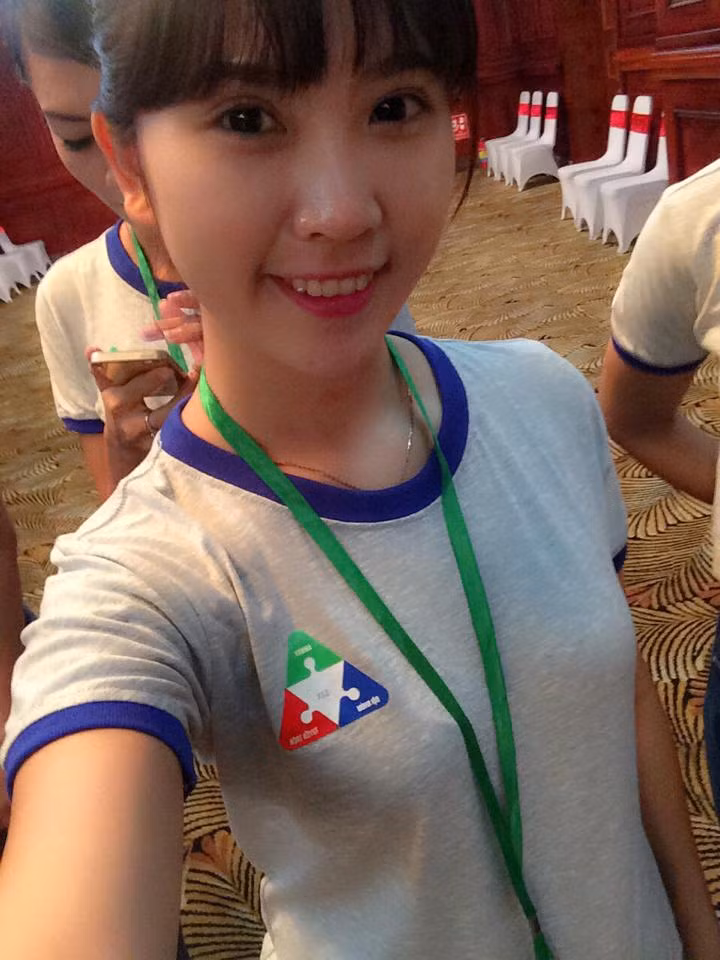 Nữ PG 9X xinh đẹp còn kể lại một bài học nhớ đời trong lần đầu đi làm, không ký hợp đồng rõ ràng nên bị “bùng” lương”, nhiều công sức, nỗ lực bị đổ bỏ… khiến cô nàng bật khóc, định bỏ cuộc. Tuy nhiên chính bài học này đã giúp Diễm Hương có thêm kinh nghiệm, sau này làm việc cẩn thận, dần chuyên nghiệp hơn.