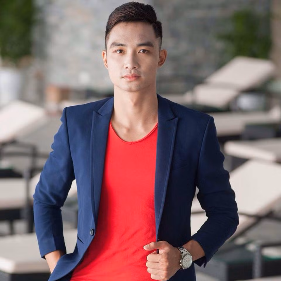 Thầy giáo Đỗ Tuấn Nam sở hữu chiều cao ấn tượng 1m85. Công việc chính là giáo viên thể dục, hướng dẫn cho các em nhỏ những bài tập rèn luyện thân thể, thời gian rảnh, thầy Tuấn Nam lại làm thêm công việc của một người mẫu, đi biểu diễn kiếm thêm thu nhập.