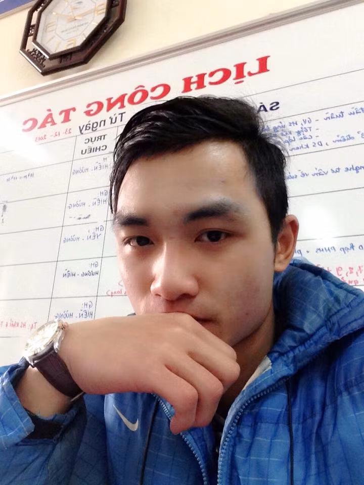 Thầy Tuấn Nam đã tốt nghiệp Đại học Thể dục Thể thao Bắc Ninh. Học và chơi bóng rổ từ nhỏ nên dễ hiểu vì sao thầy giáo này lại có được thân hình lý tưởng cùng một sức vóc dẻo dai khiến nhiều chàng trai trẻ phải ghen tị.