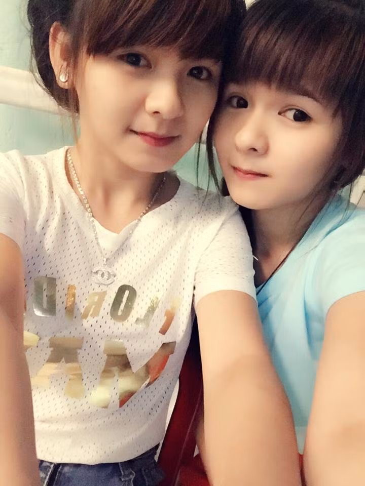 Thanh Hà (trái) và Thanh Lan là cặp song sinh 9X quê Đắk Nông gây nhiều tò mò với bạn bè ở địa phương và giới trẻ cả nước khi sở hữu ngoại hình, khuôn mặt gần như không có điểm khác biệt nào dù là nhỏ nhất.