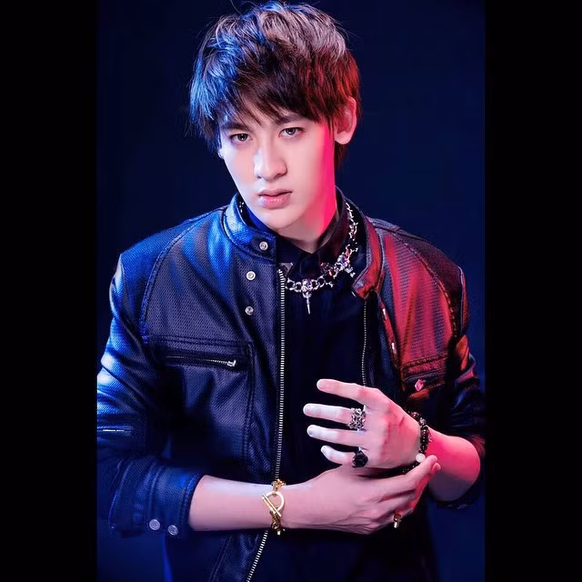 Nhiều dân mạng Thái Lan “phải lòng” Wongsathorn Varachartkul ngay từ cái nhìn đầu tiên. Anh chàng có làn da trắng bóc, vóc dáng cao, khuôn mặt vừa mang nhiều nét nam tính vừa có chút lãng tử.