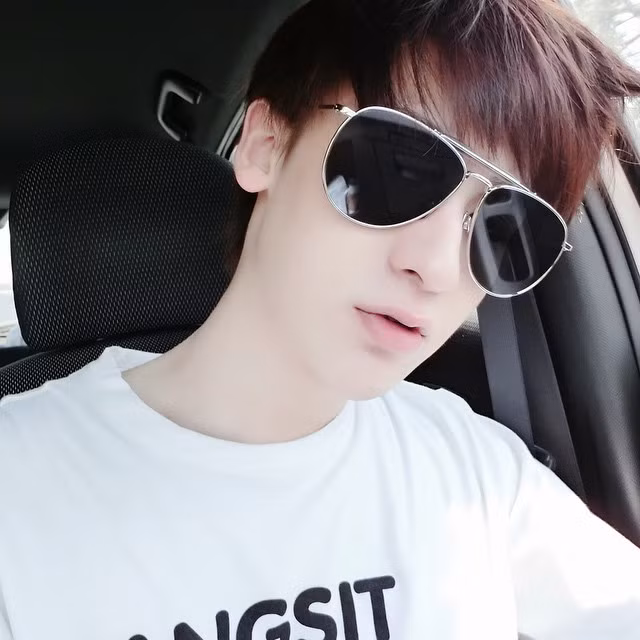 Trong những bức ảnh thời trang, Wongsathorn Varachartkul có cách diễn xuất, tạo dáng rất sâu, khiến các fan trên Instagram của anh không ngừng hú hét, khen ngợi hết lời.