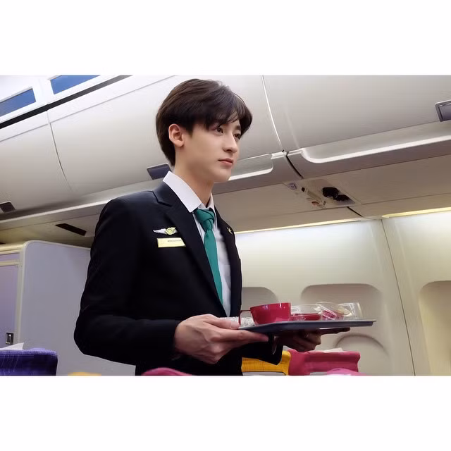 Loạt ảnh về một chàng tiếp viên hàng không đẹp trai, đang làm việc được lan truyền mới đây trên mạng Thái Lan đã tạo nên một cơn sốt thực sự. Nhờ khuôn mặt sáng sủa, kiểu tóc thời thượng cùng dung mạo không thể chê vào đâu, chàng tiếp viên bất ngờ “nổi tiếng” và được săn lùng ráo riết.