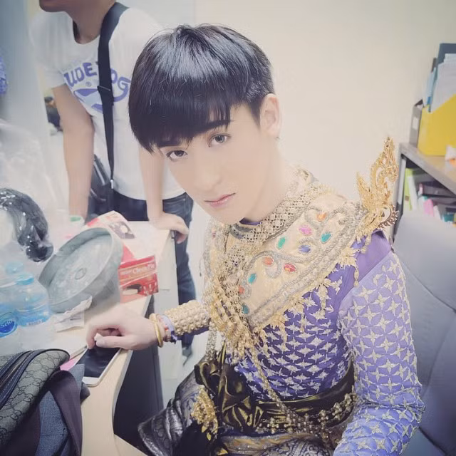 Hiện nhiều bạn trẻ đang rất tò mò về hãng hàng không nơi Wongsathorn Varachartkul đang làm việc để một lần được trực tiếp gặp chàng hot boy này. Tuy nhiên do liên quan đến công việc nên Wongsathorn Varachartkul không muốn tiết lộ quá nhiều thông tin về cơ quan, hãng hàng không chủ quản của anh nhằm tránh những phiền phức, rắc rối không cần thiết.