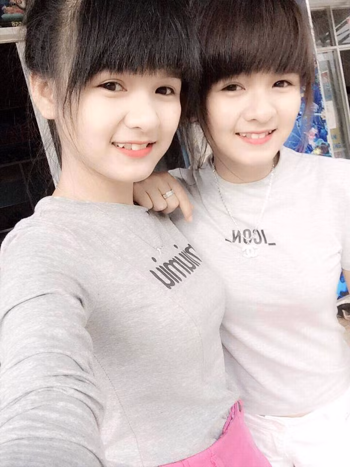 Tuy nhiên việc được nhiều người quan tâm cũng không mang đến 100% cho cặp song sinh hot girl phố Núi này. Nhiều dân mạng quá soi mói vào đời tư của hai chị em, liên tục nhắn tin làm phiền, gửi bình luận sử dụng từ ngữ bất lịch sự.