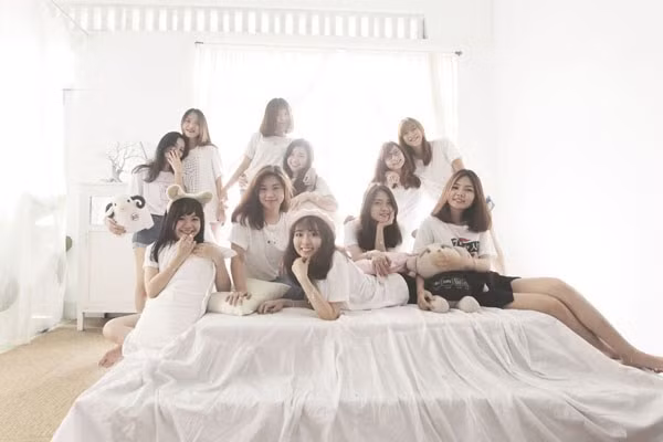 Dàn nữ nhân viên này nhận được rất nhiều lời khen của cư dân mạng, khách hàng trẻ tuổi. Các cô gái được nhận xét là “xinh như hot girl”, “ăn ảnh như người mẫu” hay “xinh như thiên thần”…