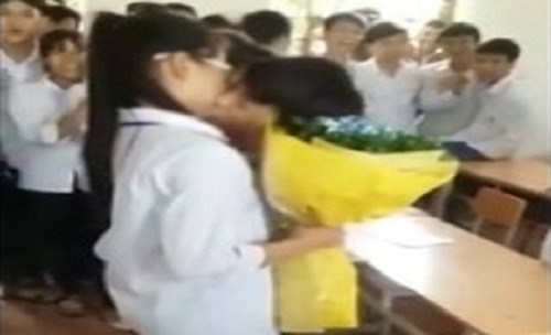 Ngoài những hoạt động chào đón 20/10 theo cách rất đáng yêu của một vài "lớp nhà người ta", trên mạng cũng xuất hiện một vài hình ảnh không đẹp về cách thể hiện của giới học sinh trong ngày này. Cảnh một nam sinh tặng hoa, hôn thẳng bạn gái trong lớp trong ngày 20/10 gây nên nhiều tranh cãi trong suốt vài ngày vừa qua.