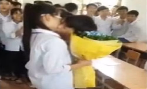 Ngoài những hoạt động chào đón 20/10 theo cách rất đáng yêu của một vài "lớp nhà người ta", trên mạng cũng xuất hiện một vài hình ảnh không đẹp về cách thể hiện của giới học sinh trong ngày này. Cảnh một nam sinh tặng hoa, hôn thẳng bạn gái trong lớp trong ngày 20/10 gây nên nhiều tranh cãi trong suốt vài ngày vừa qua.